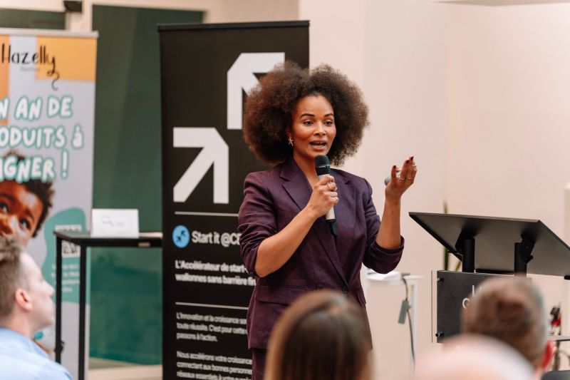 Nelly fondatrice de Hazelly Hairlove a gagné 5000 euros, le prix offert lors d'une séance de pitching de START IT KBC